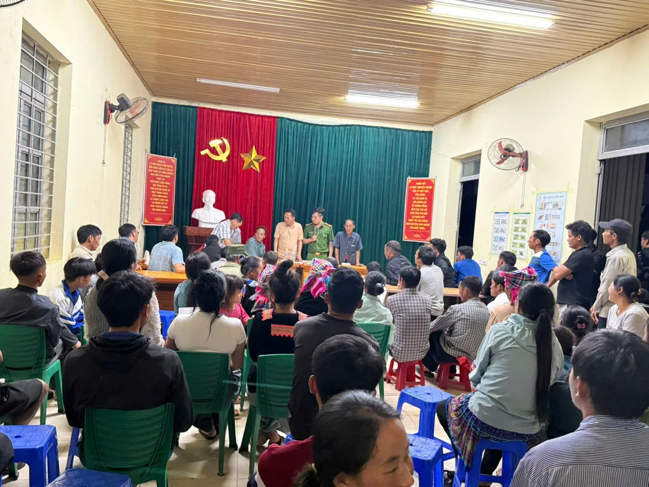 Công an xã Tả Lèng tuyên truyền, tổ chức ký cam kết về quản lý vũ khí,vật liệu nổ, công cụ hỗ trợ và pháo
