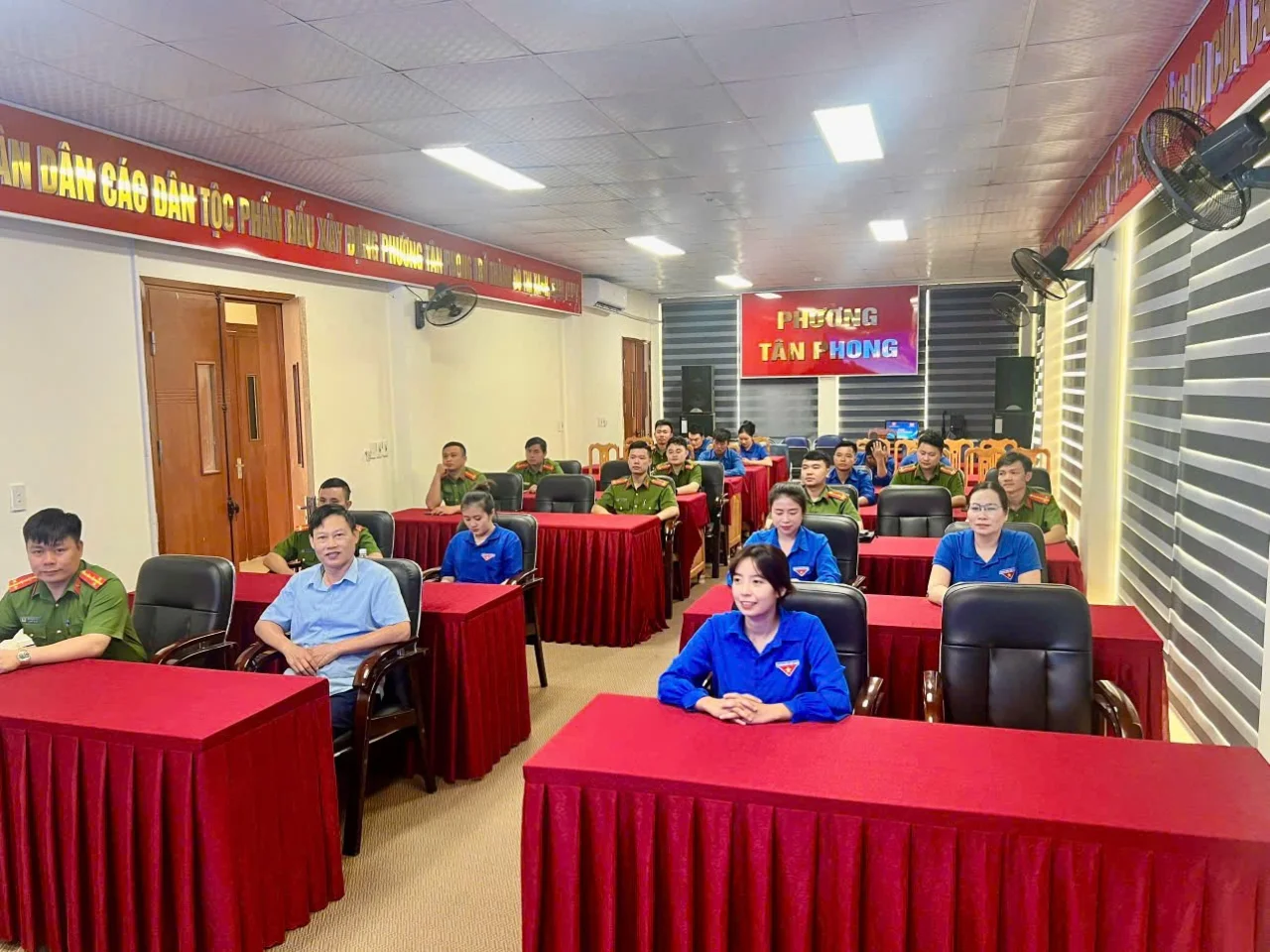 Chi đoàn Công an phường Tân Phong phối hợp tổ chức lễ ra mắt mô hình “Đội thanh niên xung kích vì Nhân dân phục vụ”