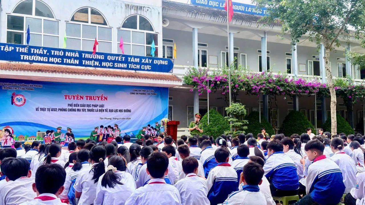 Công an phường Tân Phong đẩy mạnh tuyên truyền, phổ biến, giáo dục pháp luật tại trường THCS Tân Phong.