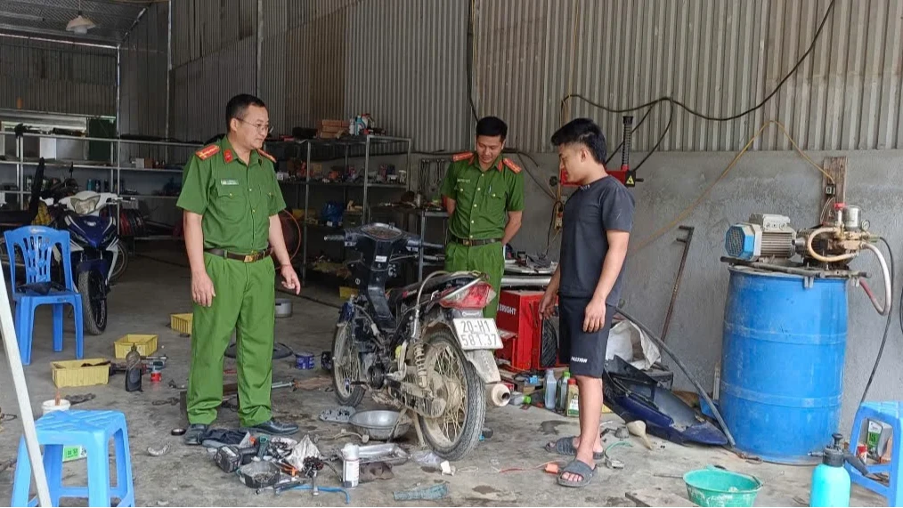 Công an xã Sin Suối Hồ tuyên truyền, ngăn ngừa “độ chế” phương tiện trái phép
