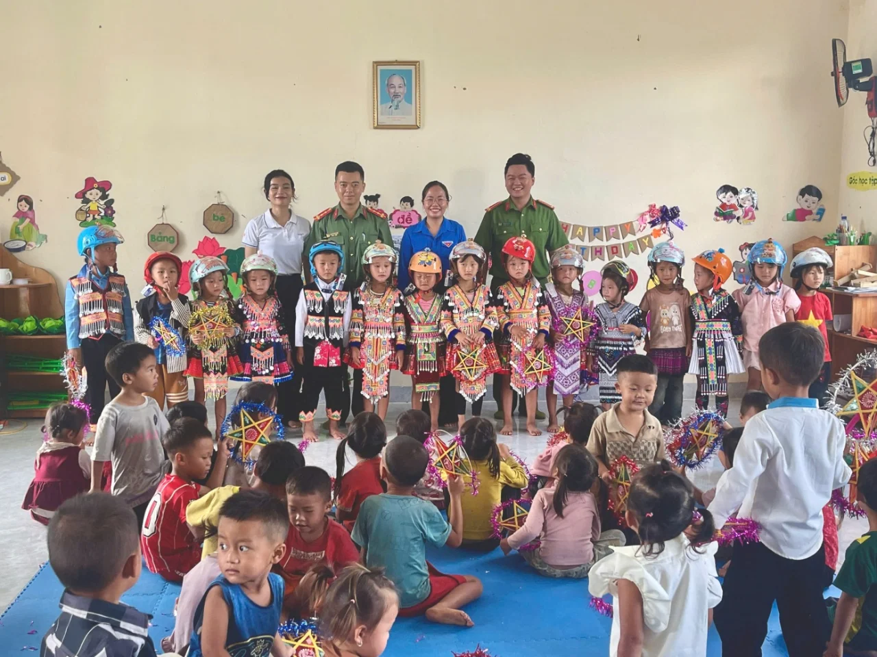 Ấm áp Trung thu nơi điểm trường xa xôi Lồng Ngài