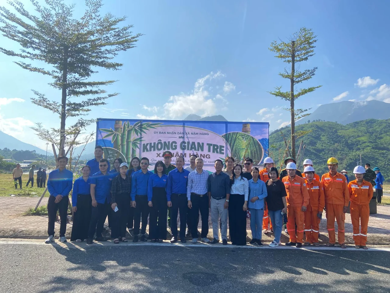 Công an xã Nậm Hàng tích cực tham gia trồng tre, xây dựng “không gian tre” năm 2026