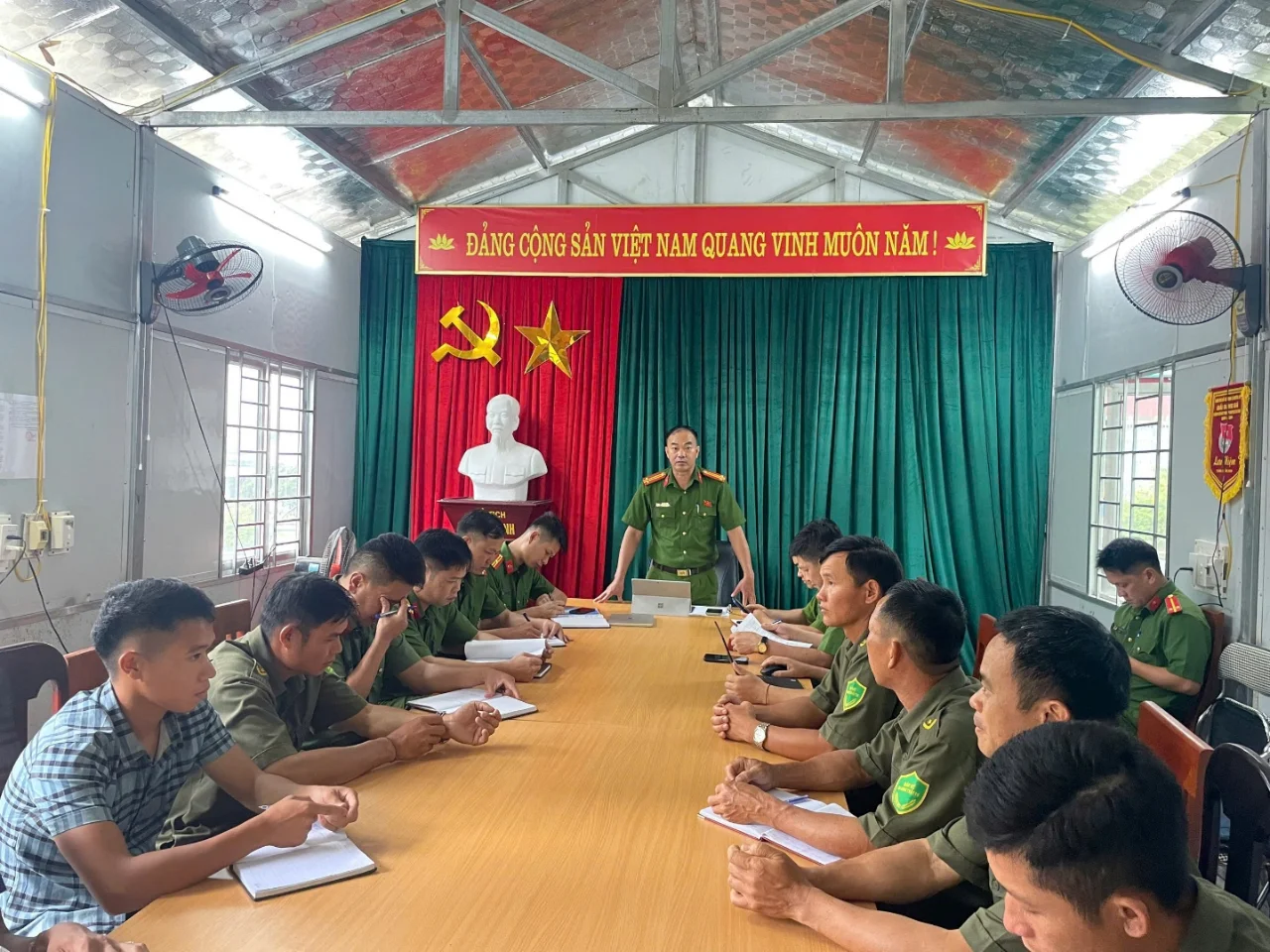Công an xã Mường Mô tham mưu phối hợp với học viên Trường Đại học PCCC&CNCH trong công tác tuyên truyền bảo đảm an toàn