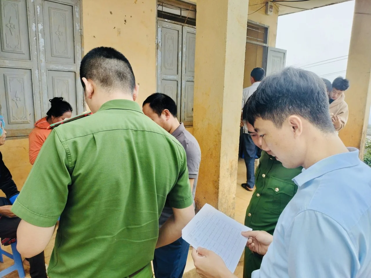 Công an xã Dào San tăng cường xuống cơ sở thu nhận hồ sơ căn cước, định danh điện tử cho nhân dân