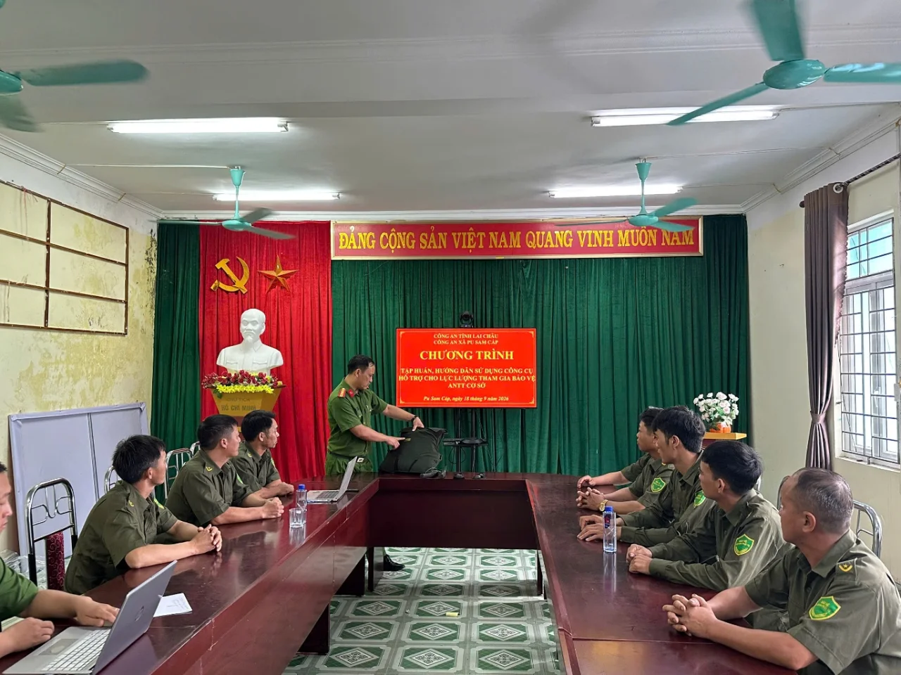 Công an xã Pu Sam Cáp tập huấn, hướng dẫn sử dụng công cụ hỗ trợ cho lực lượng tham gia bảo vệ an ninh, trật tự ở cơ sở