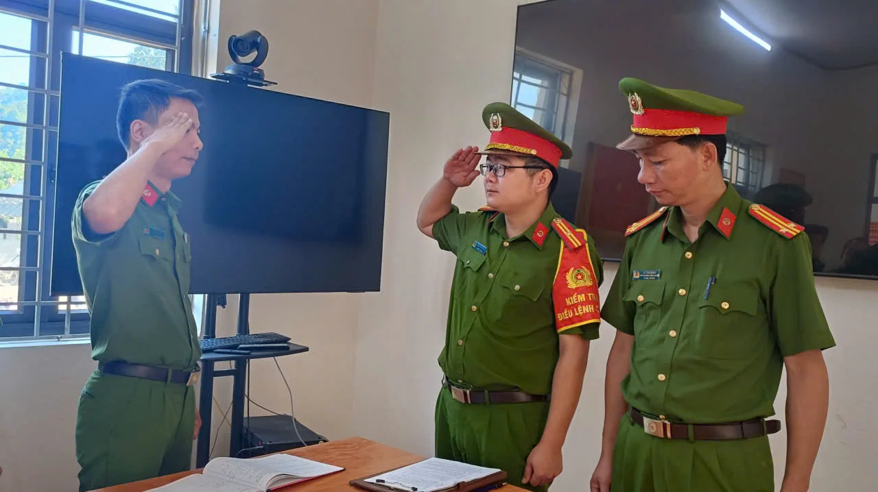 Công an xã Sin Suối Hồ tăng cường kiểm tra việc chấp hành điều lệnh Công an nhân dân