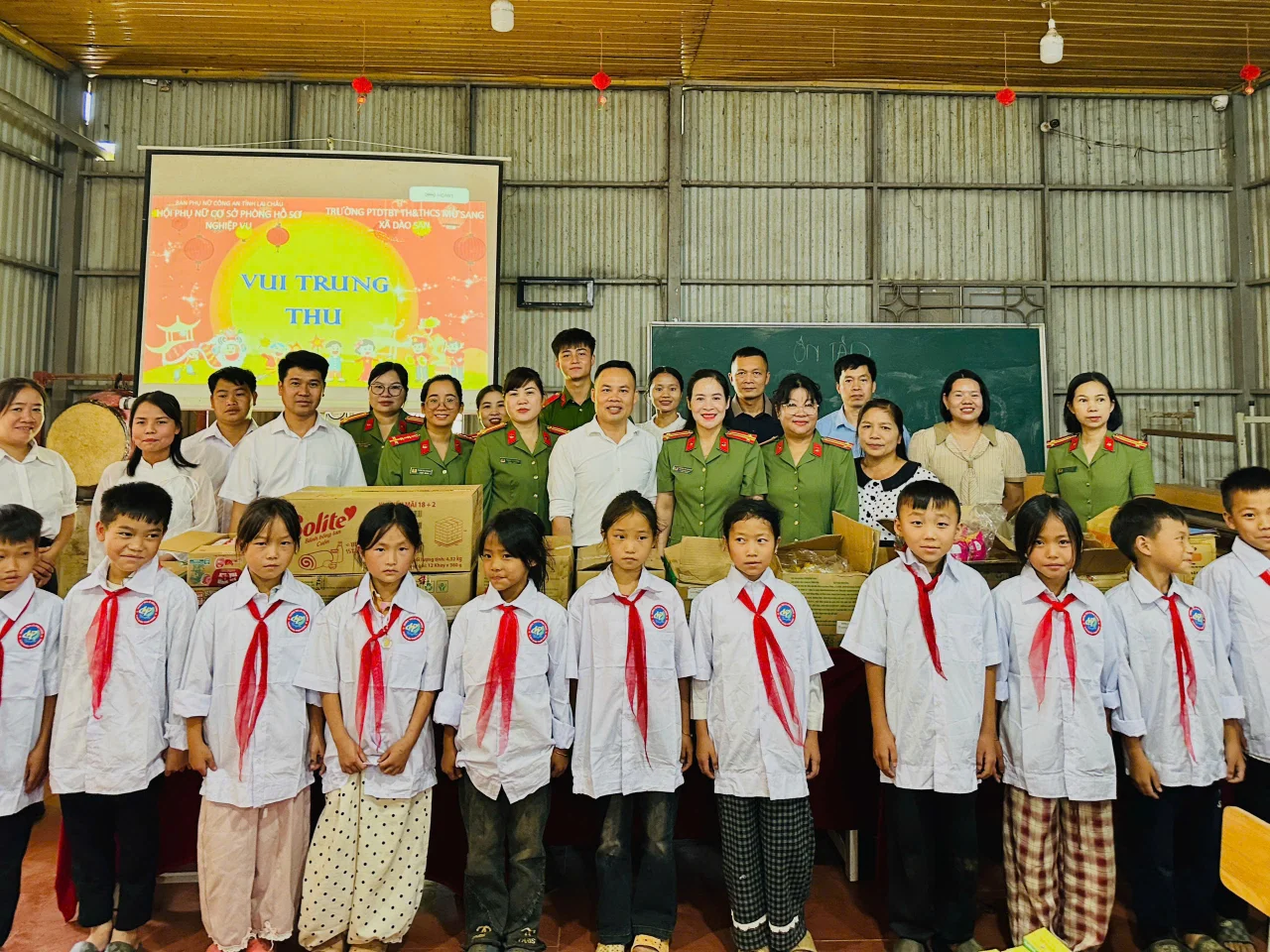 Hội Phụ nữ - Phòng Hồ sơ nghiệp vụ trao quà cho học sinh vùng cao Vui Tết Trung thu năm 2026 tại xã Dào San.