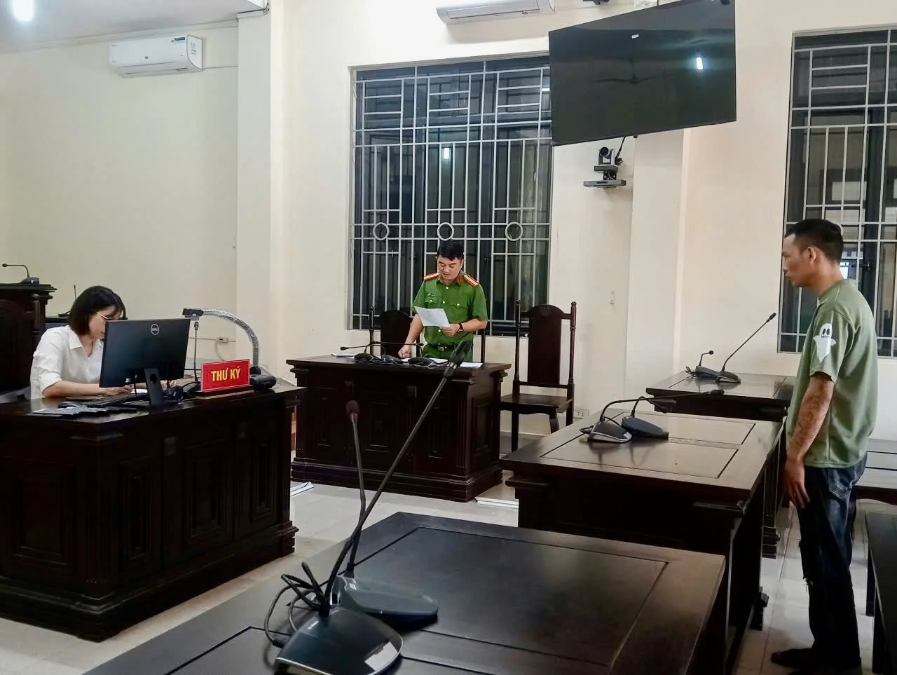 Công an phường Tân Phong đưa 02 người nghiện vào cơ sở cai nghiện bắt buộc.