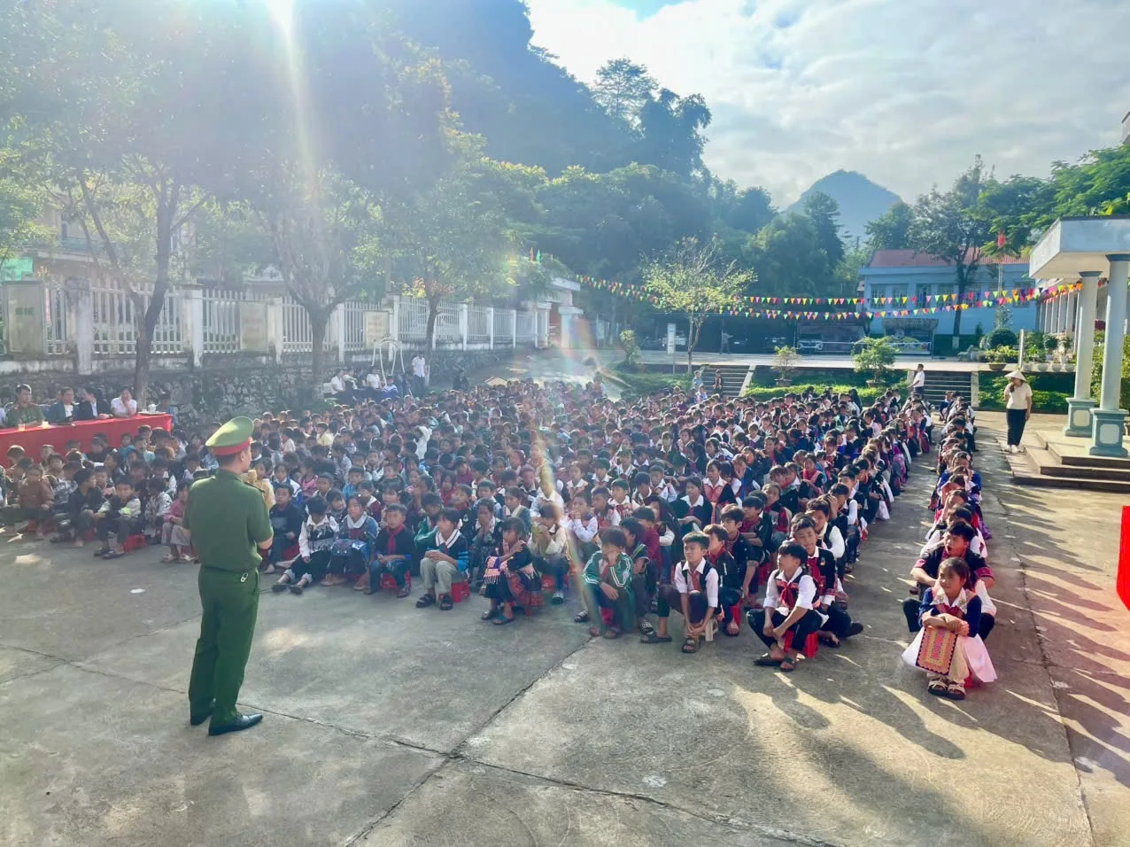 Đẩy mạnh tuyên truyền, phổ biến, giáo dục pháp luật cho học sinh trường PTDTBT TH và THCS Nùng Nàng.