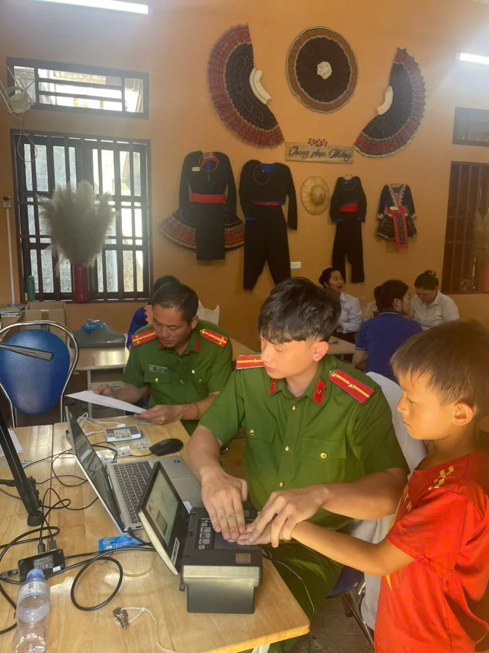 Công an xã Tả Lèng Tăng cường thu nhận hồ sơ Căn cước và định danh điện tử lưu động tại trường học