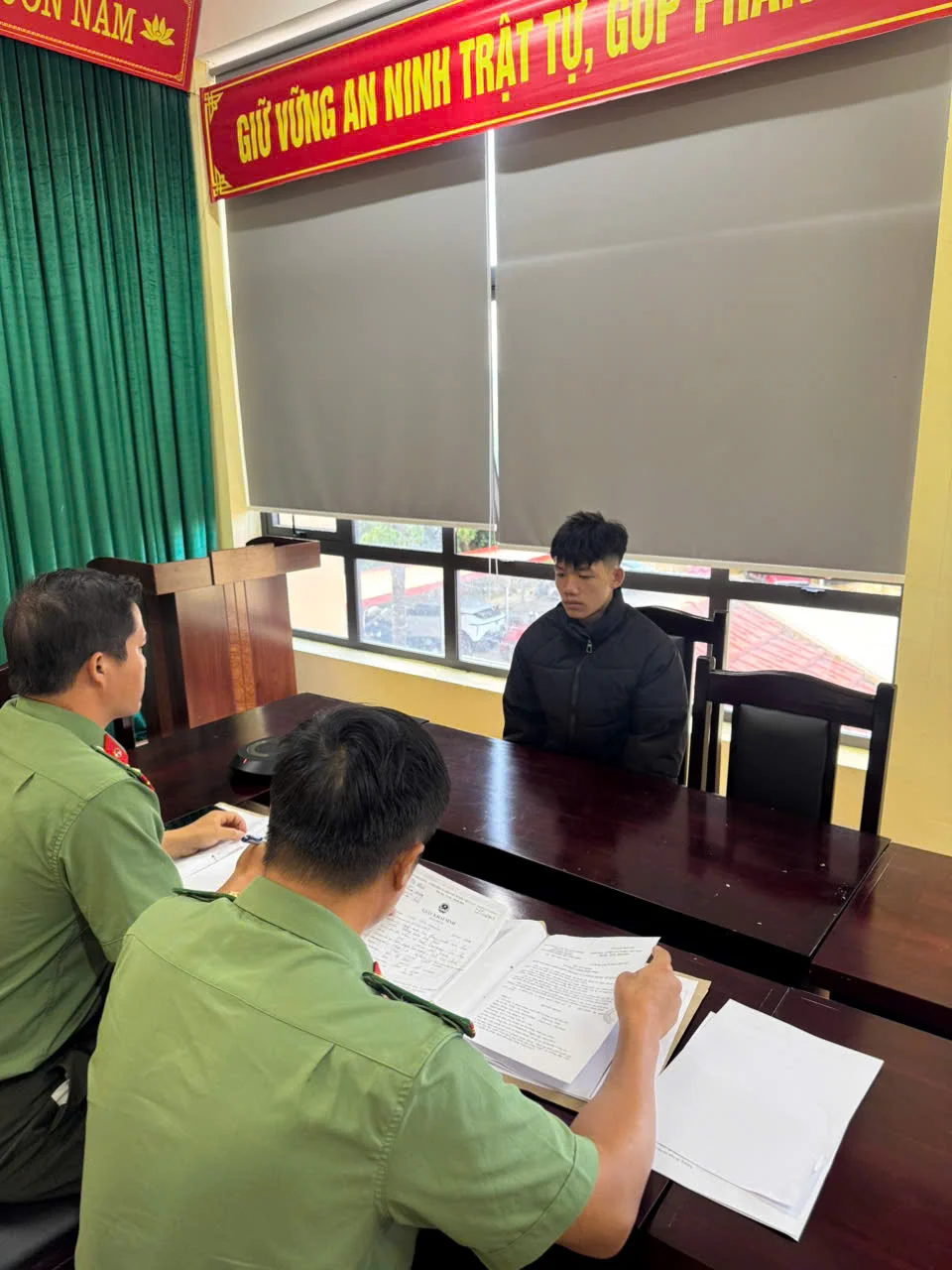 Công an xã Tả Lèng làm việc với công dân 2 lần xuất cảnh trái phép