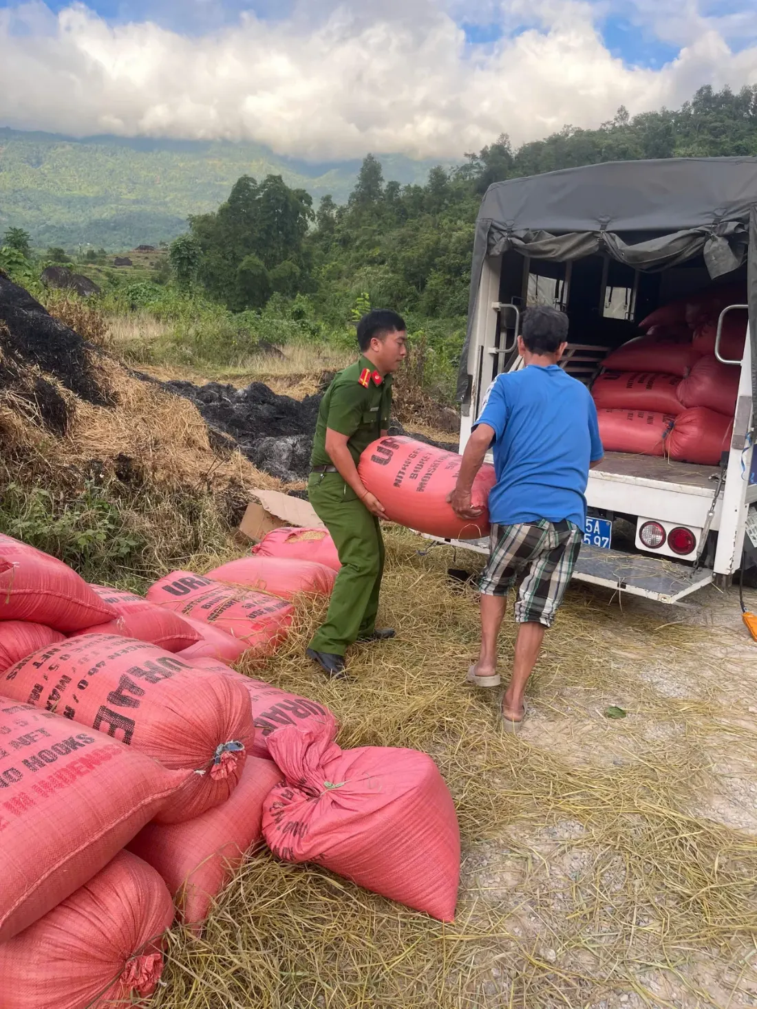 Công an xã Hồng Thu đồng hành cùng người dân, hỗ trợ vận chuyển thóc, bảo đảm an toàn mùa gặt