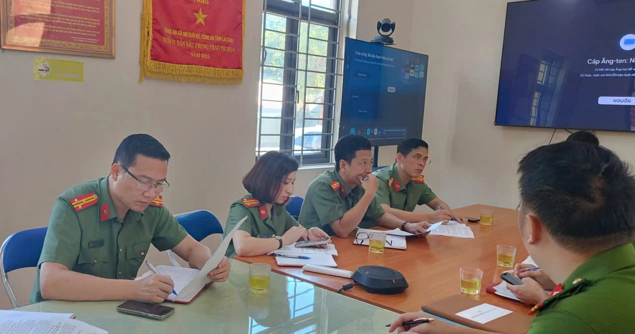 Công an xã Sin Suối Hồ làm việc với Đoàn kiểm tra của Cục H03 - Bộ Công an về công tác trang bị và kho vận