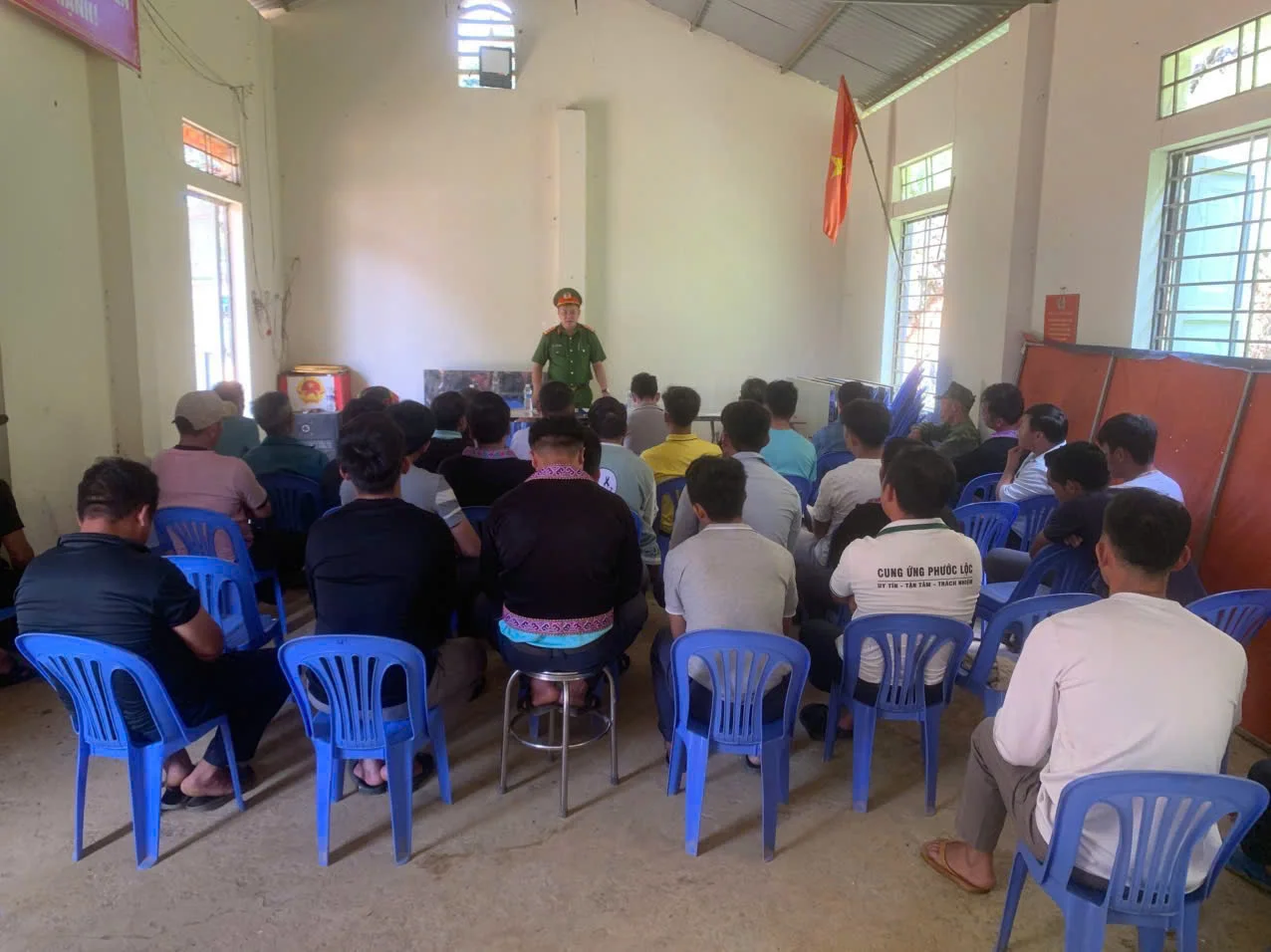 Chủ động đưa luật TTATGT và phòng cháy chữa cháy về với đồng bào bản Làng Vây 1 xã Phong Thổ.