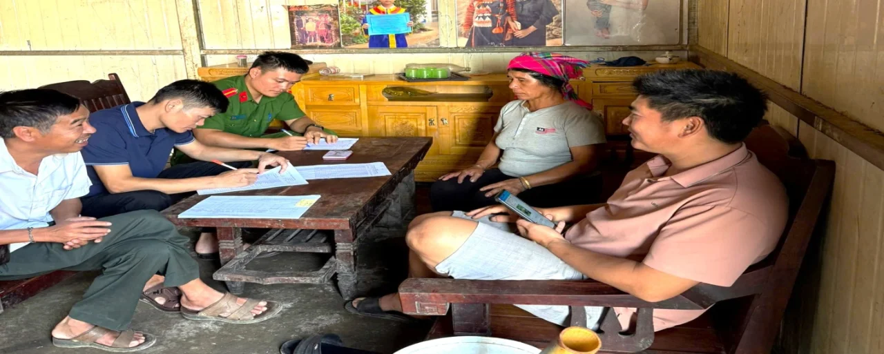 Công an xã Thu Lũm tích cực phối hợp rà soát, đánh giá hộ nghèo, hộ cận nghèo trên địa bàn