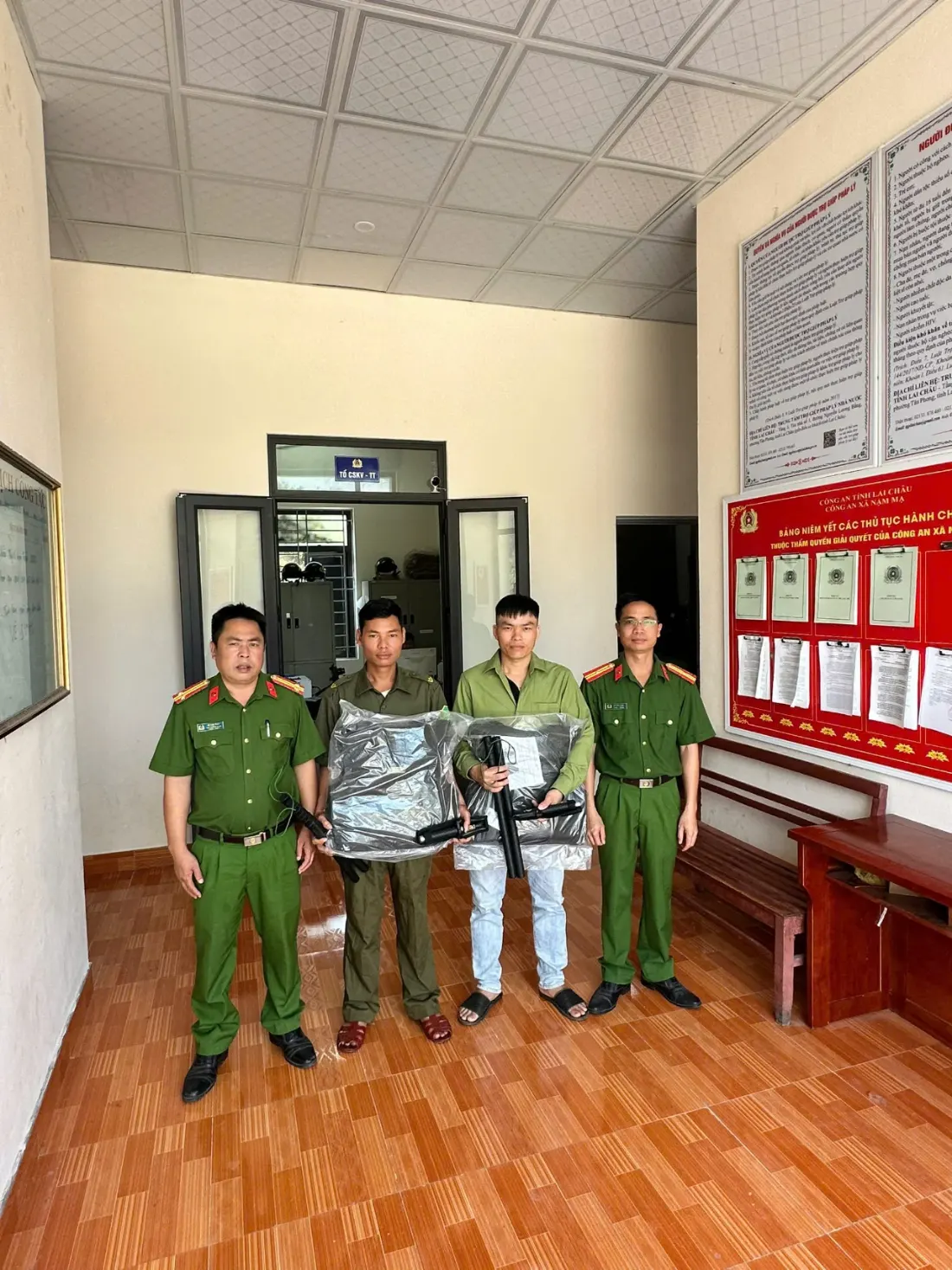 Công an xã Nậm Mạ cấp phát công cụ hỗ trợ cho lực lượng tham gia bảo vệ ANTT ở cơ sở