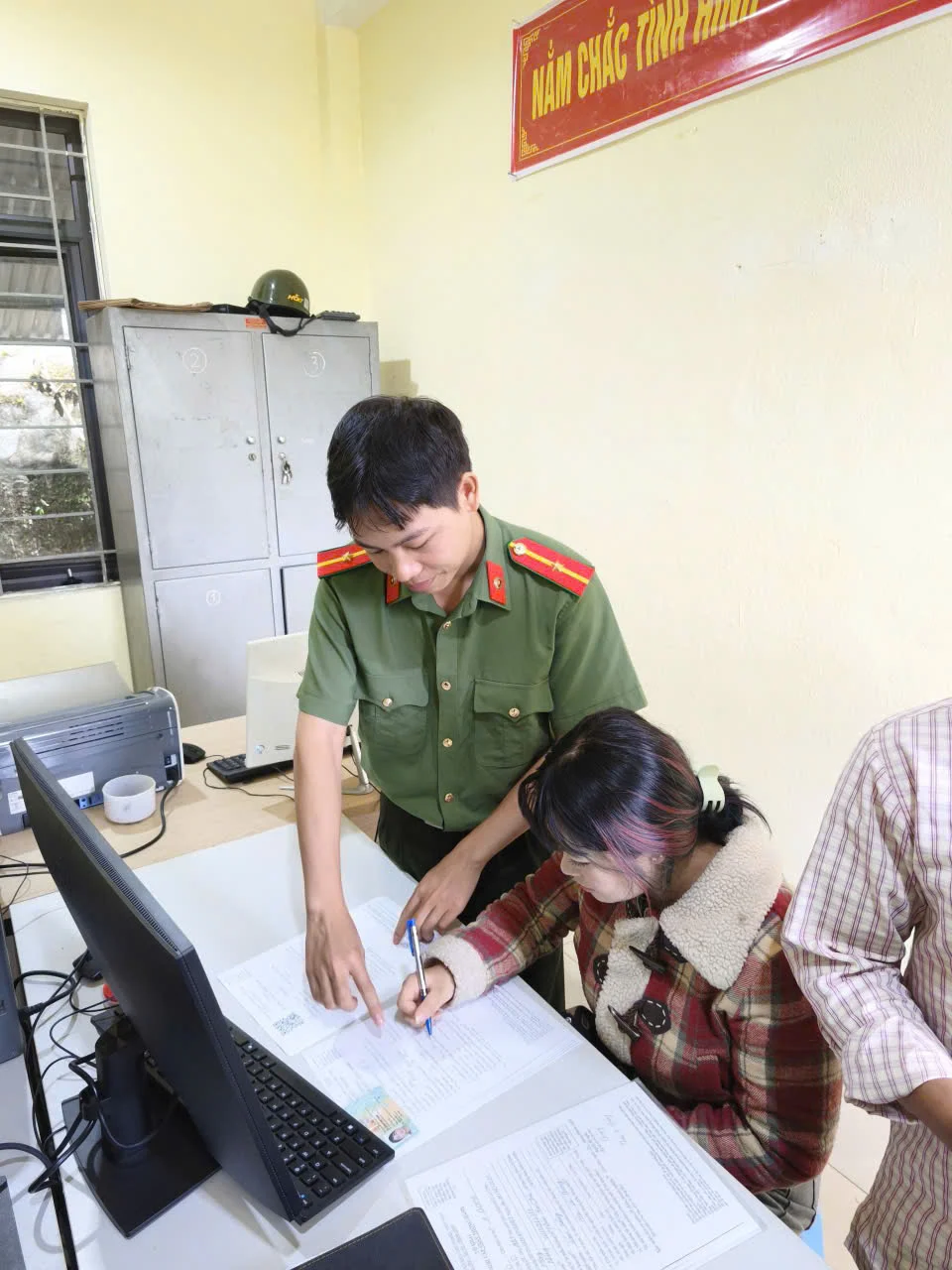 Công an xã Dào San hướng dẫn người dân thực hiện thủ tục cấp, sử dụng giấy thông hành vùng biên giới