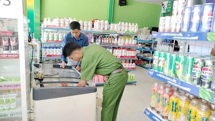Cán bộ Công an xã kiểm tra thực tế tại cơ sở kinh doanh