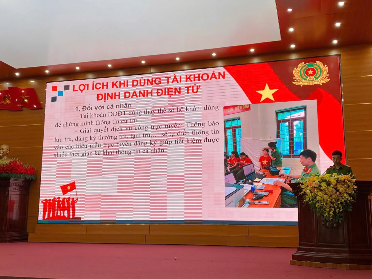 Cán bộ Công an phường Đoàn Kết hướng dẫn các lực lượng nòng cốt tại cơ sở thực hành các thao tác trên ứng dụng VNeID.