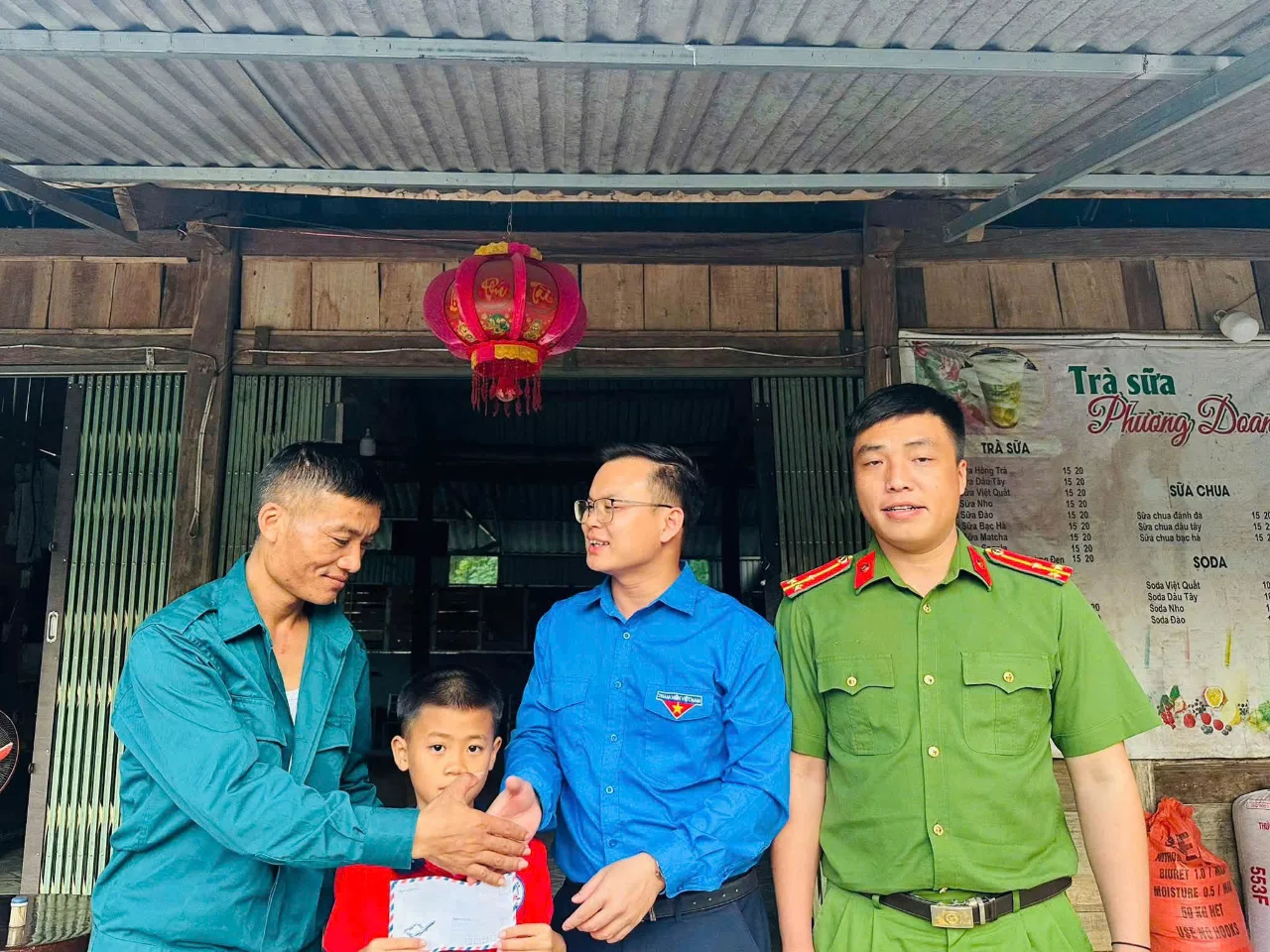 Xã Nậm Mạ trao quà trung thu cho trẻ em có hoàn cảnh đặc biệt khó khăn