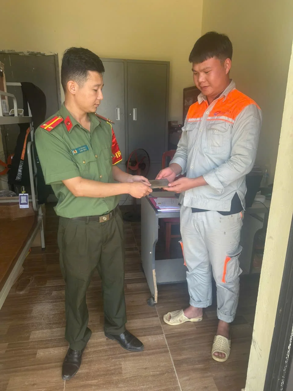 Công an xã Pa Ủ hỗ trợ trả lại tài sản