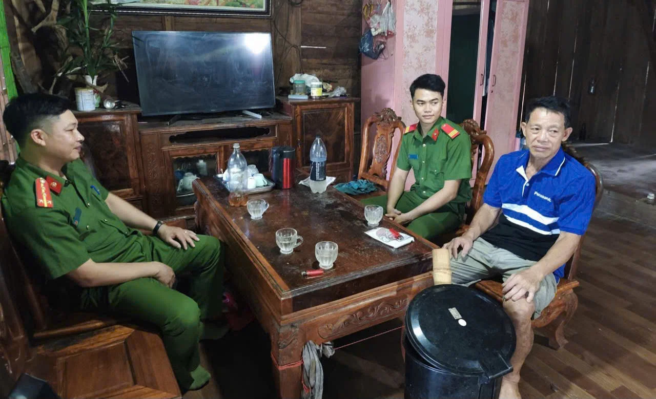 Công an xã Mường Mô chủ động trong công tác hỗ trợ người chấp hành xong án phạt tù tái hòa nhập cộng đồng.