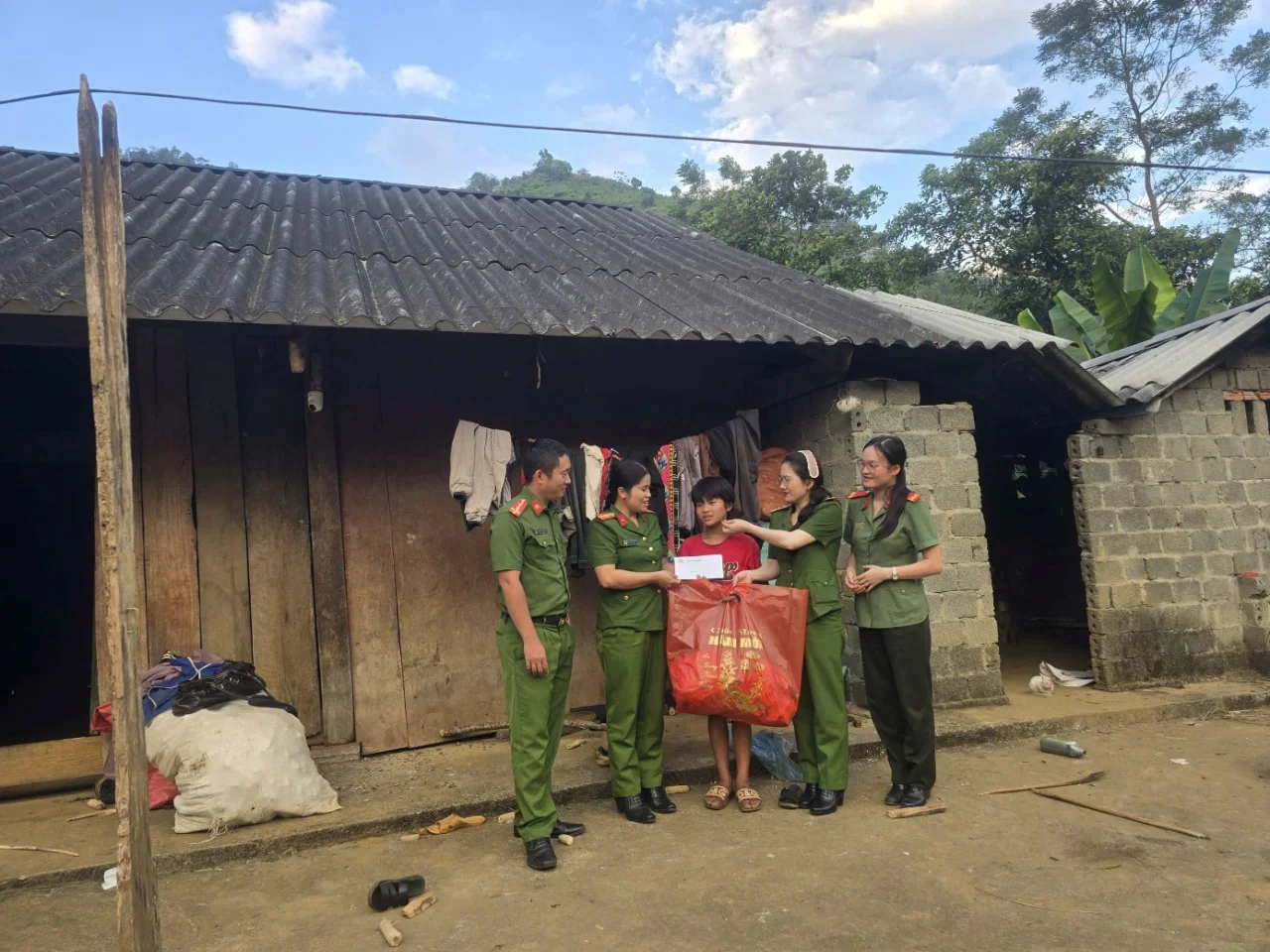Ấm áp Trung thu cùng “em nuôi” của Đoàn Thanh niên Công an phường Đoàn Kết.
