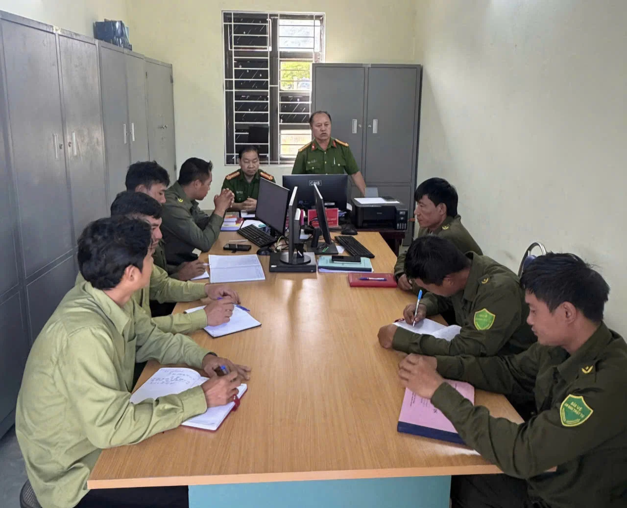 Đ/c Trung tá Mùa A Lềnh, Phó trưởng Công an xã triển khai quán triệt nghị quyết