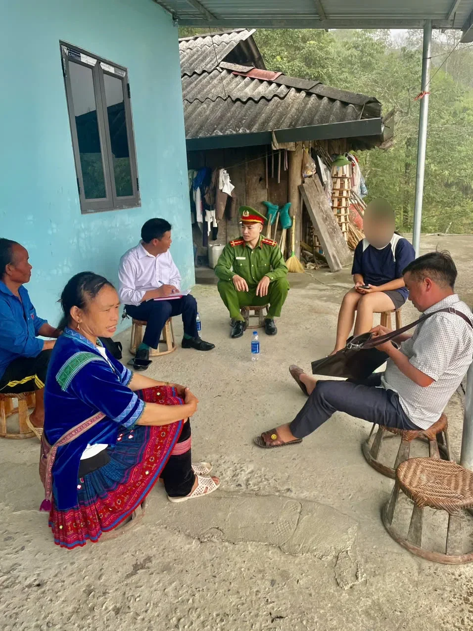 Công an xã phối hợp tuyên truyền, vận động gia đình và em gái 15 tuổi chấp hành quy định của pháp luật về độ tuổi kết hôn, phòng ngừa tình trạng tảo hôn