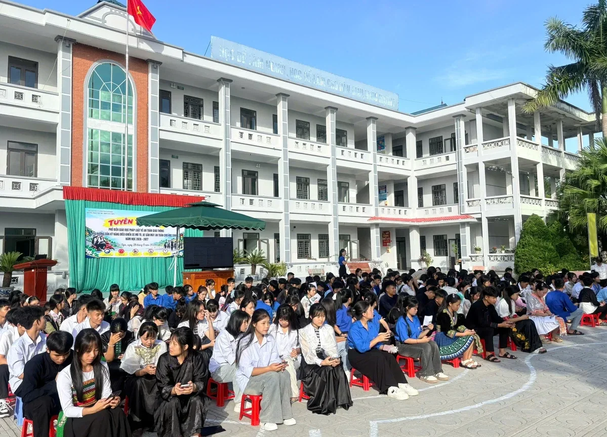 Công an xã Tân Uyên phối hợp trang bị kỹ năng lái xe an toàn cho học sinh trường Phổ thông DTNT Tân Uyên.