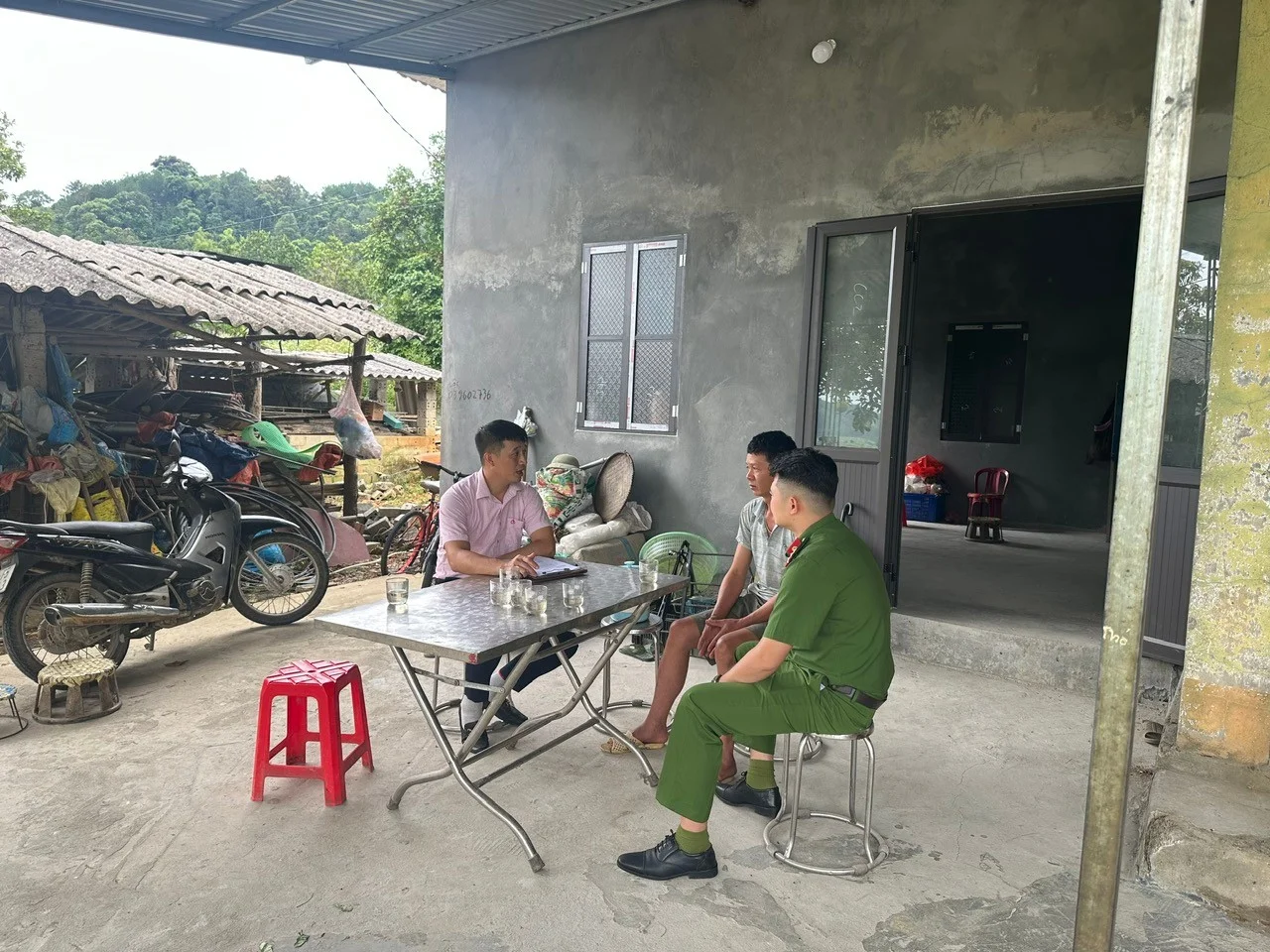 Công an xã Bình Lư đồng hành, hỗ trợ người chấp hành xong án phạt tù