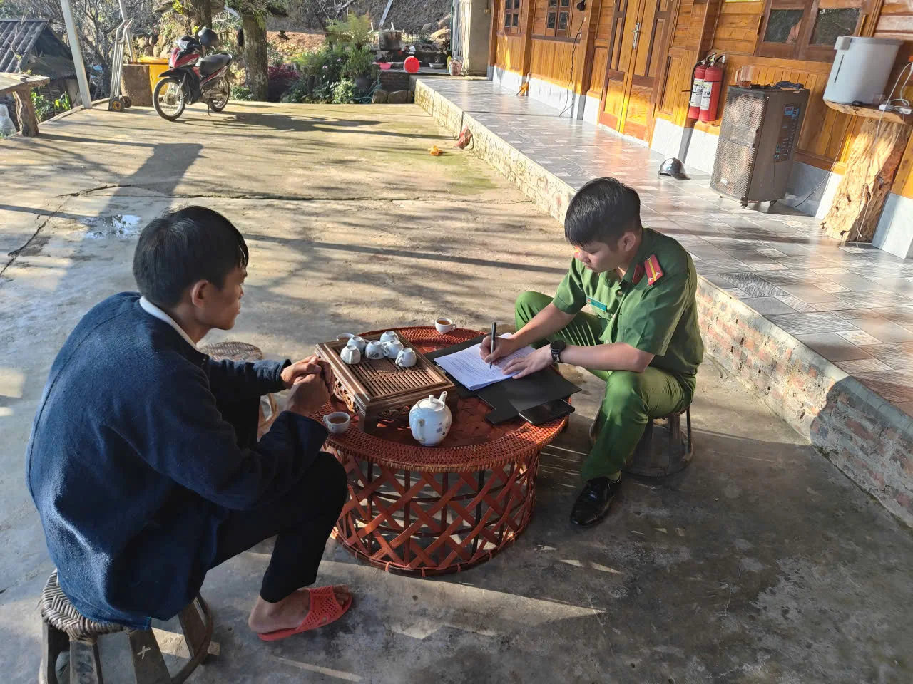 Cán bộ Công an xã Tả Lèng trực tiếp đến từng homestay tại bản Sì Thâu Chải để hướng dẫn chủ cơ sở cập nhật thông tin cư trú.