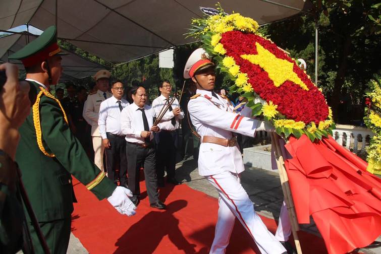 Đồng chí Tống Thanh Hải Phó Chủ tịch Thường trực UBND tỉnh, Trưởng Ban Chỉ đạo Chiến dịch “500 ngày đêm tìm kiếm, quy tập hài cốt liệt sĩ”, cùng các thành viên Ban Chỉ đạo và đại diện các sở, ban, ngành, đoàn thể của tỉnh dâng hương tại buổi Lễ