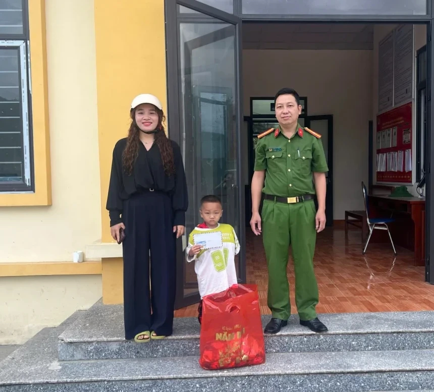 Nậm Mạ trao quà, đồng hành cùng “Em nuôi của Đoàn”