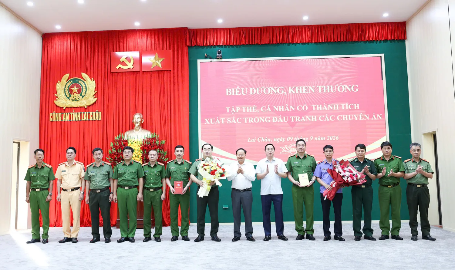 Biểu dương, khen thưởng tập thể, cá nhân xuất sắc triệt phá 3 Chuyên án thu 12 bánh hêrôin và làm rõ đường dây Đánh bạc, Rửa tiền, Trốn thuế đặc biệt lớn