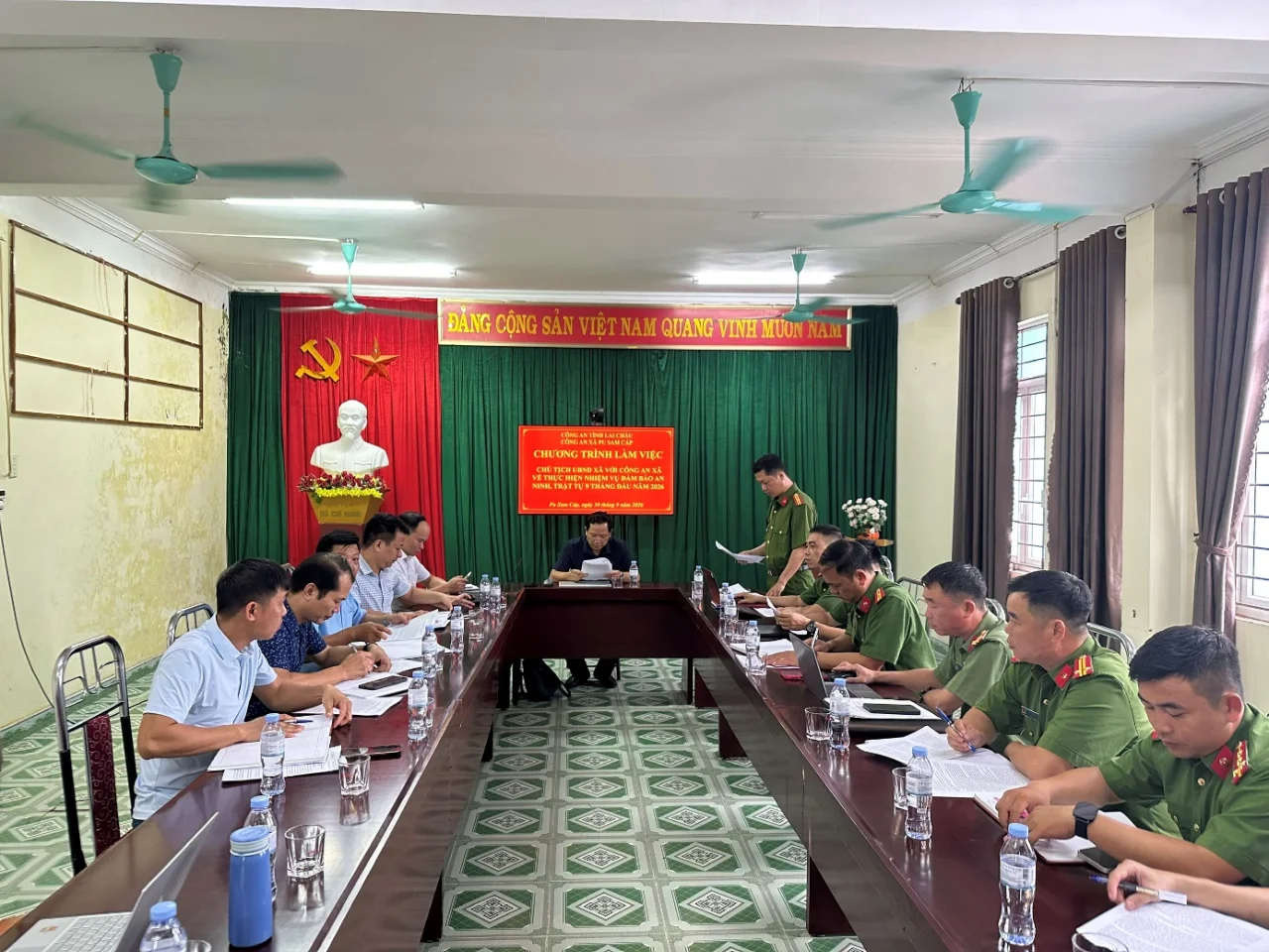 Chủ tịch UBND xã Pu Sam Cáp thăm, làm việc với Công an xã về công tác bảo đảm an ninh, trật tự