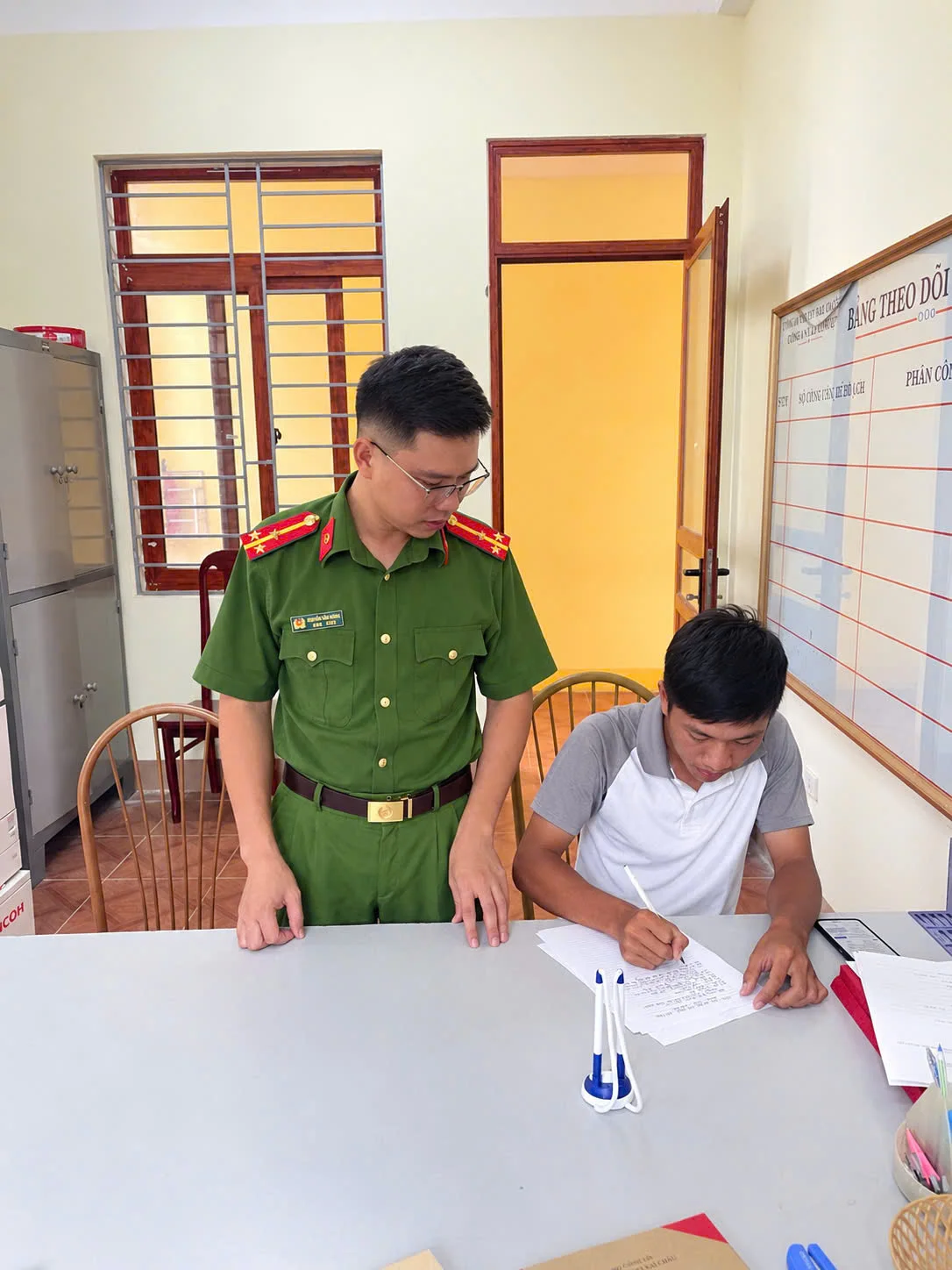 Công an xã Bình Lư hướng dẫn công dân trong độ tuổi tham gia thực hiện nghĩa vụ Công an nhân dân năm 2027