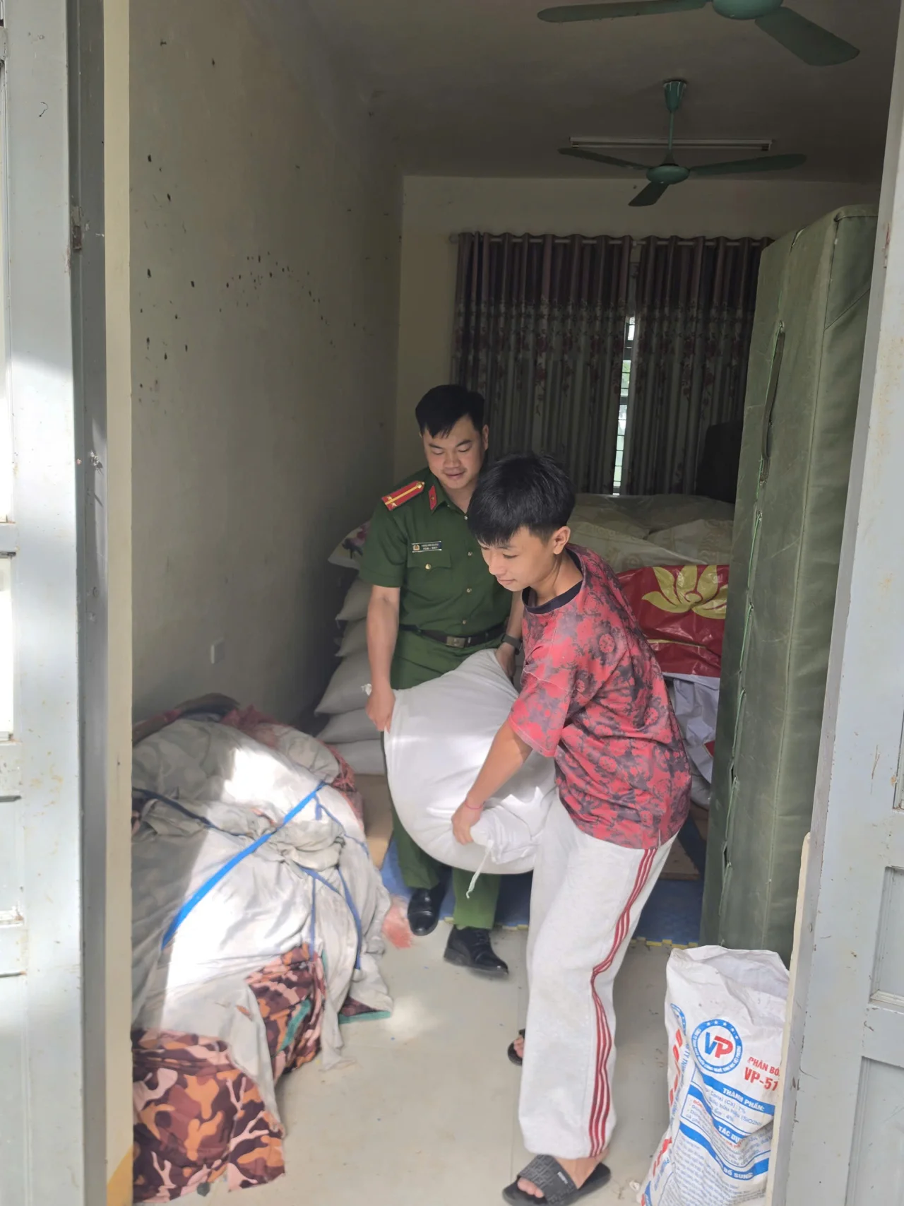 Công an xã Bum Nưa hỗ trợ người dân vận chuyển gạo phục vụ đời sống