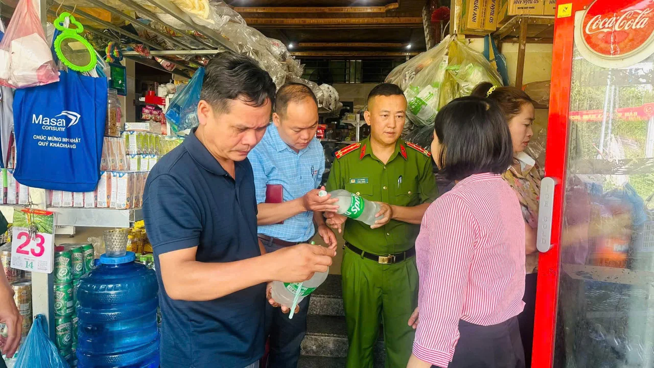 Công an xã Khun Há phối hợp kiểm tra, bảo đảm an toàn thực phẩm dịp đầu năm học