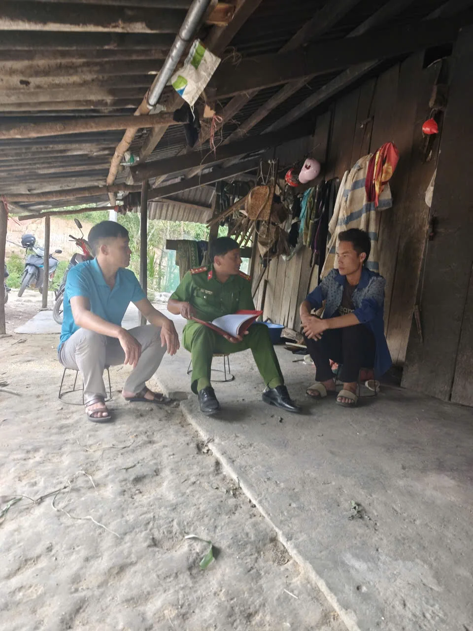 Công an xã Pu Sam Cáp đẩy mạnh tuyên truyền, vận động thu hồi vũ khí, công cụ hỗ trợ