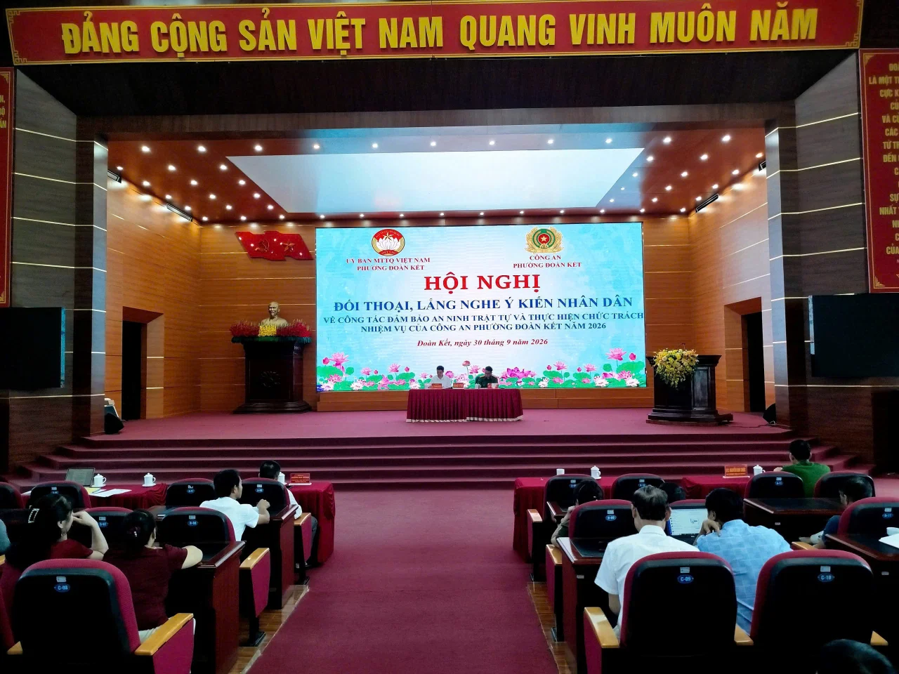 Lãnh đạo Công an phường Đoàn Kết trao đổi, giải đáp những vấn đề Nhân dân quan tâm.