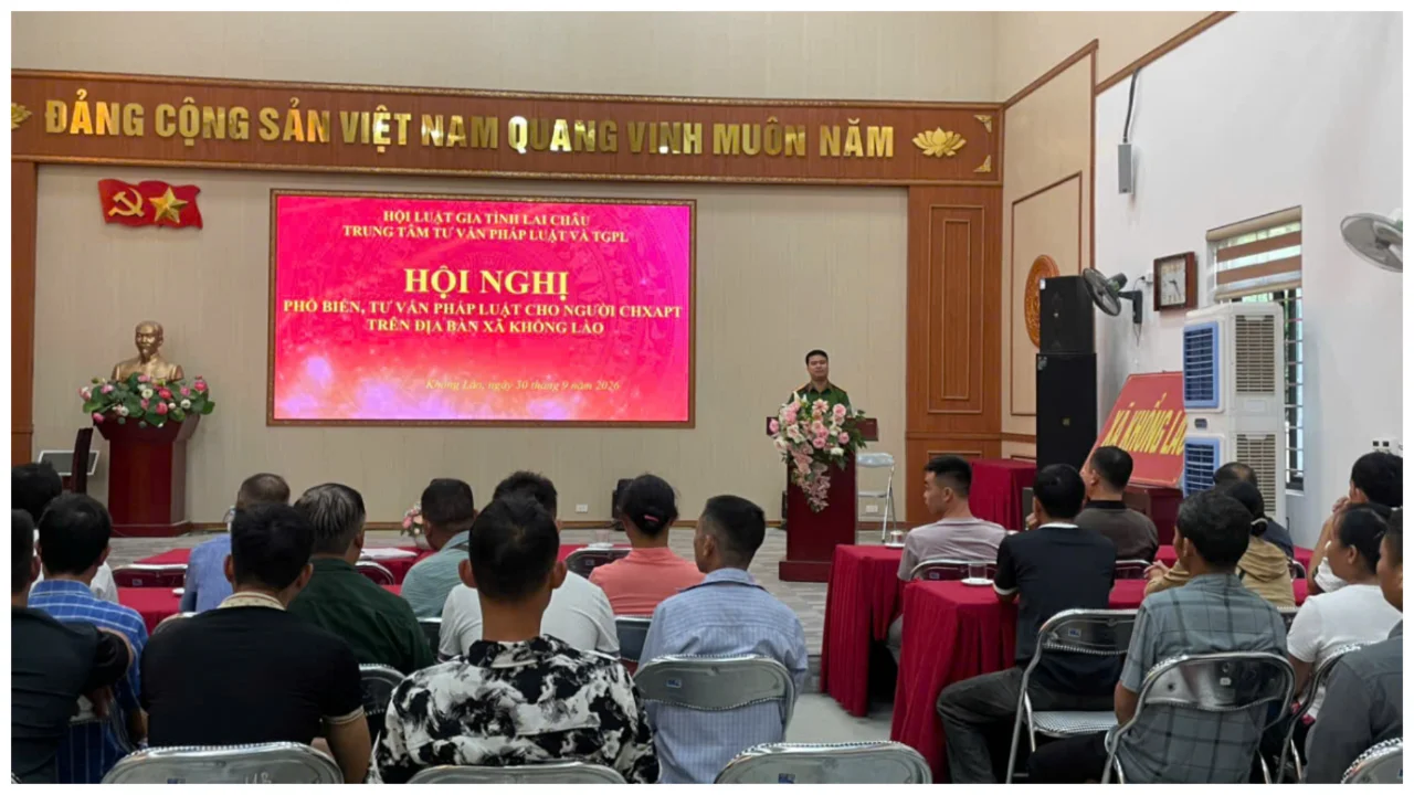 Công an xã Khổng Lào phối hợp tổ chức hội nghị phổ biến pháp luật cho người chấp hành xong án phạt tù