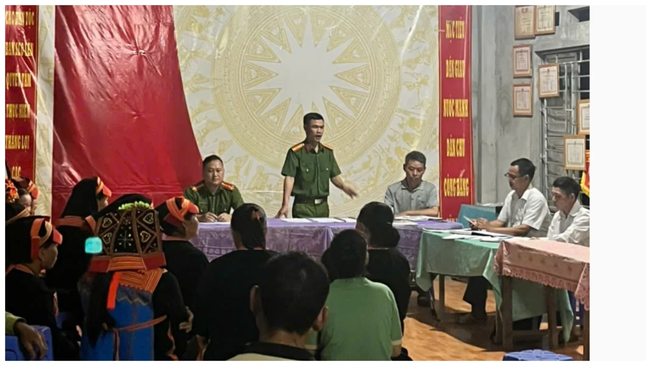Công an xã Khổng Lào tuyên truyền ký cam kết xây dựng bản Huổi Luông, xã Khổng Lào không có ma túy