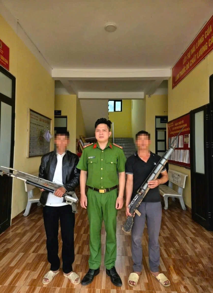 Công an xã Tả Lèng tiếp nhận 3 khẩu súng tự chế do người dân giao nộp.
