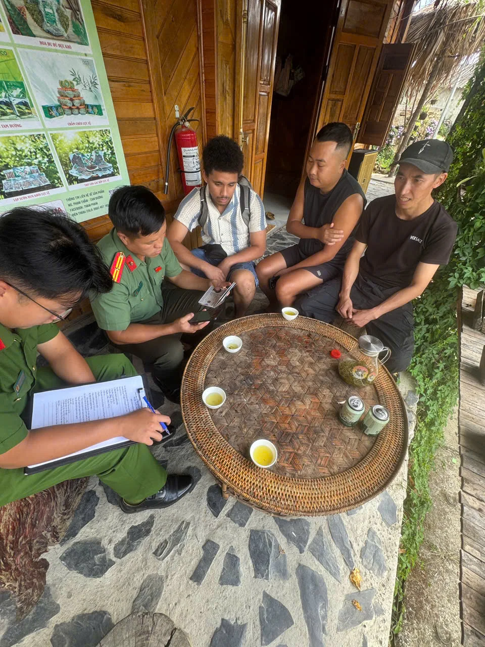 Công an xã Tả Lèng tăng cường kiểm tra, hướng dẫn khai báo lưu trú cho người nước ngoài.