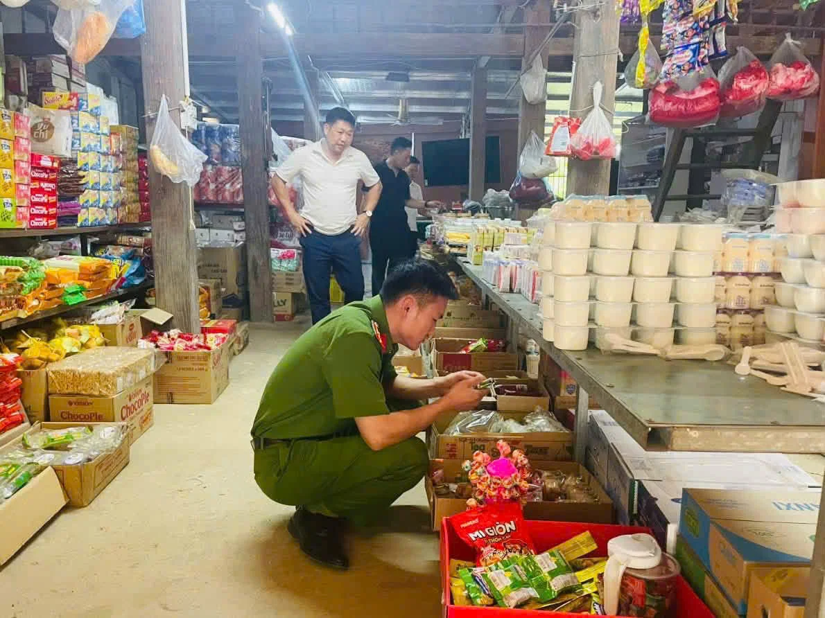 Công an xã Nậm Mạ phối hợp kiểm tra an toàn thực phẩm trên địa bàn