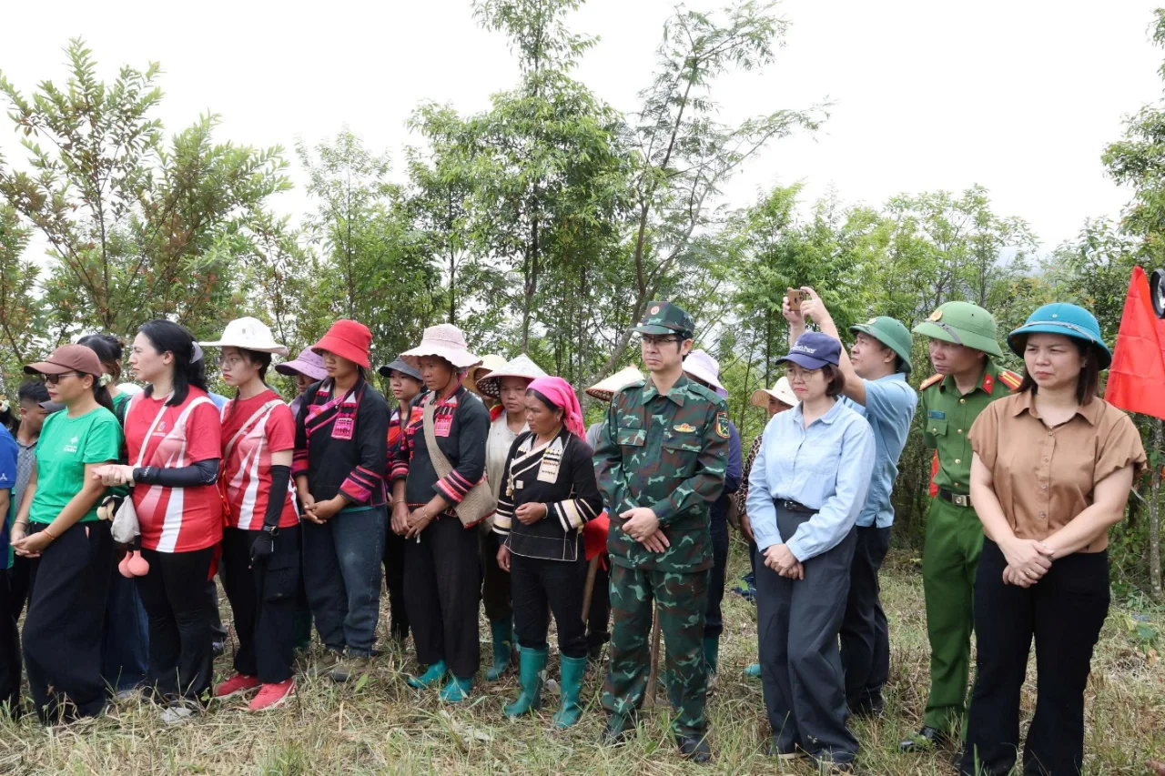 Công an xã Phong Thổ tham gia triển khai mô hình lũy tre biên cương vững thế trận an ninh .