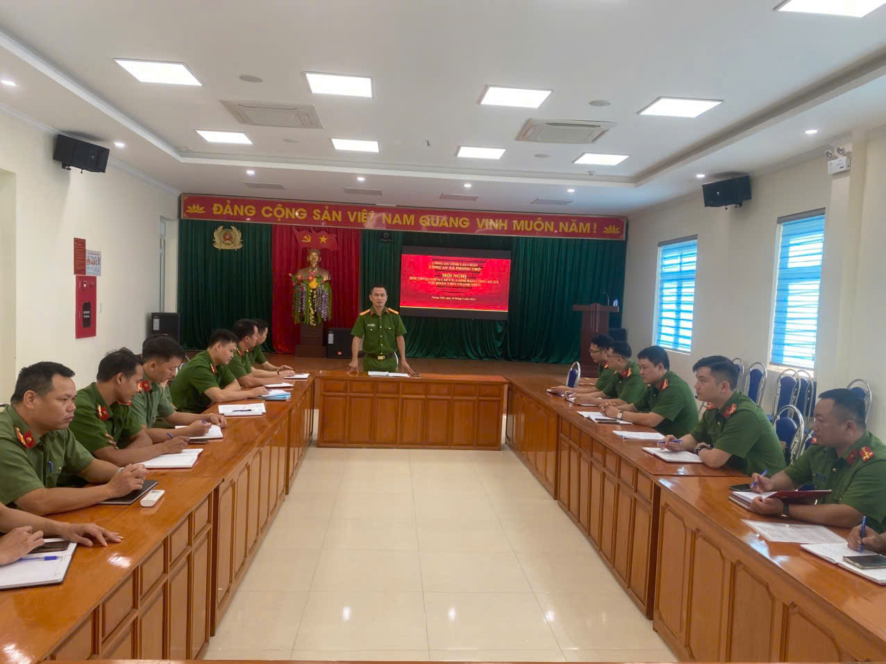 Công an xã Phong Thổ tổ chức hội nghị đối thoại với đoàn viên thanh niên.
