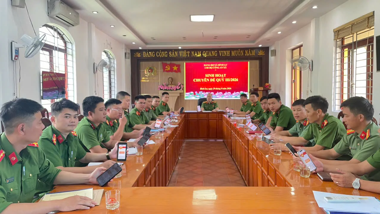 Công an xã Bình Lư tổ chức sinh hoạt chuyên đề “Đảng viên tiên phong học tập kỹ năng số”
