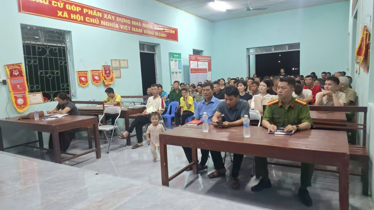 Công an xã phối hợp cùng chi bộ bản Hồng Quảng bầu trưởng bản mới